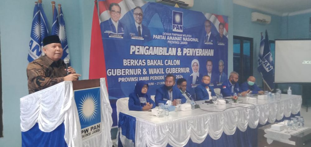 Bupati Tanjabbar, Safrial, mendatangi DPW PAN Provinsi Jambi untuk mengembalikan formulir pendaftaran penjaringan kandidat.