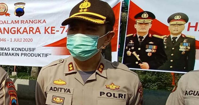 Polres Kudus tengah menulusuri siapa pelaku pembuang bungkusan kain kafan berisi bangkai ayam dan foto perempuan.

