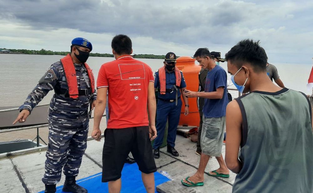 Jajaran TNI AL dan Polri saat melakukan pemeriksaan terhadap awak kapal yang masuk ke Tanjabbar.