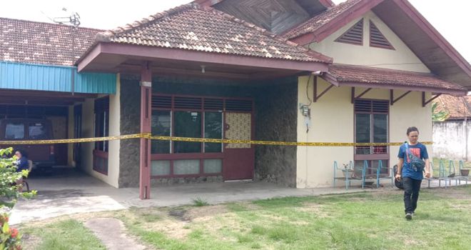 Rumah permanen  Tempat ditemukannya mayat.