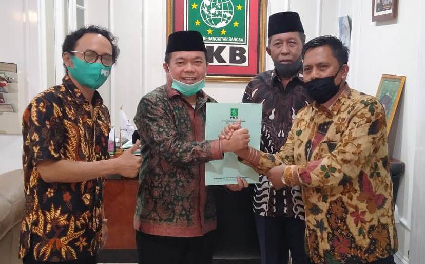 Haris-Sani saat menerima rekomendasi dukunyang PKB yang diserahkan oleh Ketua DPW PKB Provinsi Jambi Sofyan Ali