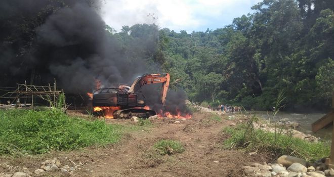 Dua alat berat jenis eskafator yang digunakan untuk PETI di dusun Batu Kerbau, Kecamatan Pelepat berhasil ditemukan. Satu dibakar, sementara satunya lagi hanya diamankan komputernya.