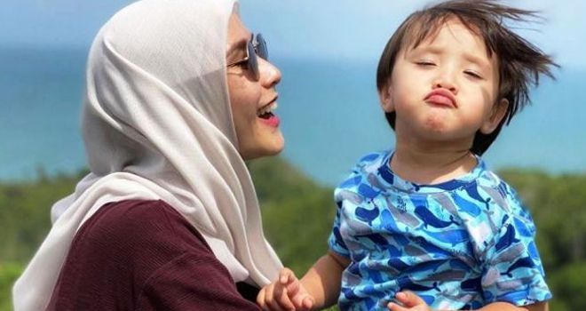 
Zaskia Adya Mecca. menikmati suasana pantai bersama anaknya.


