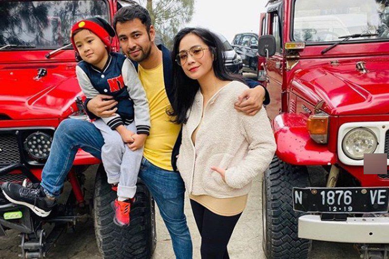 Raffi Ahmad bersama istrinya, Nagita Slavina dan anak mereka Rafathar.