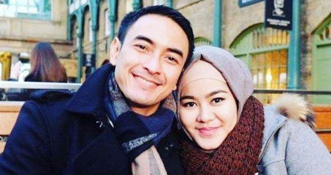 Zumi Zola saat masih bersama istri, Sherrin Tharia.