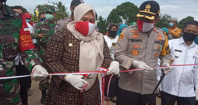 Bupati Muarojambi Hj. Masnah Busro dan Kapolres Muarojambi AKBP Ardyanto melakukan Peresmian Desa Tangguh Covid-19.