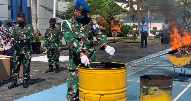 Pemusnahan ribuan barang ilegal Tampa di lengkapi pita cukai.