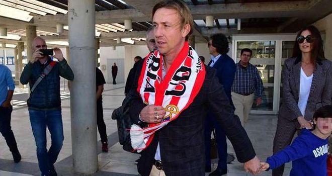 Mantan gelandang Real Madrid, Jose Maria Gutierrez Hernandez atau Guti baru saja dipecat sebagai pelatih Almeria.

.