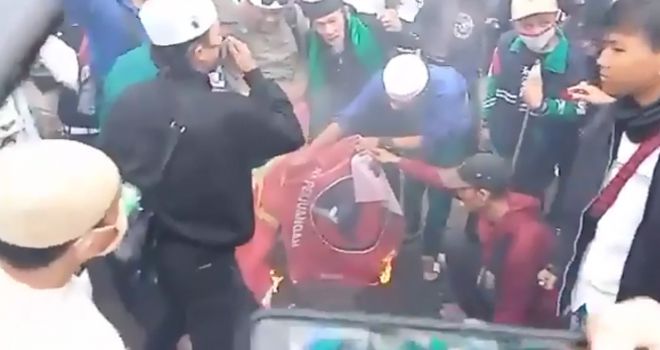 massa ANAK NKRI membakar bendera PDIP dalam demo tolak RUU HIP di depan Gedung DPR RI, Senayan, Jakarta Pusat, Rabu (24/6/2020).

