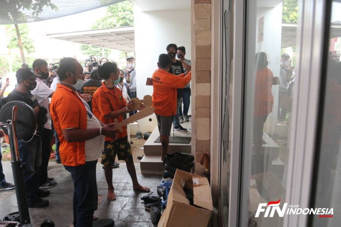 Direktorat Reserse Kriminal Umum Polda Metro Jaya menggelar reka ulang atau rekonstruksi kasus pembunuhan dan penyerangan yang diduga dilakukan kelompok John Kei terhadap anggota kelompok Agrapinus Rumatora alias Nus Kei di Rumah Nus Kei Cluster Australia Green Lake City, Kota Tangerang, Banten Rabu (24/6). 