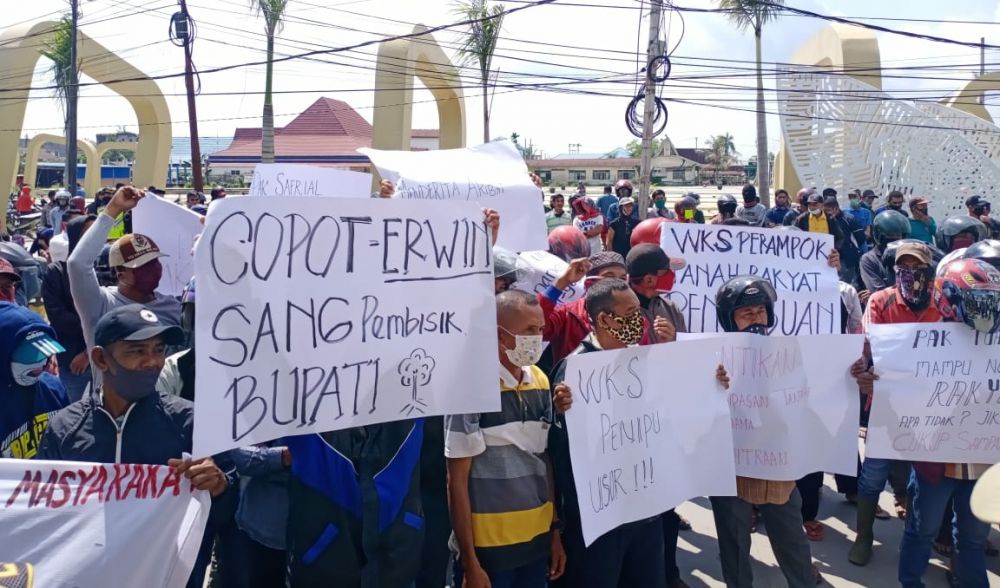 Ratusan Masyarakat Pengabuan Grudug Kantor Bupati