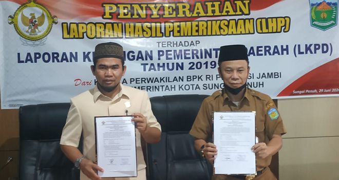 Sekda dan Ketua DPRD saat menerima LHP.