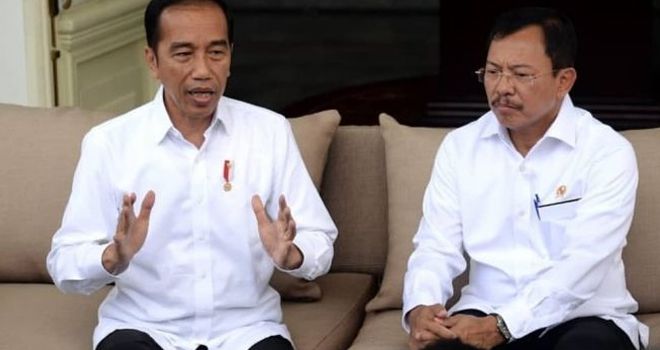Presiden Jokowi dan Menkes Terawan Agus Putranto mengumumkan 2 warga Depok, Jabar, positif terjangkit virus corona di Istana Negara, Senin (2/3/2020). 