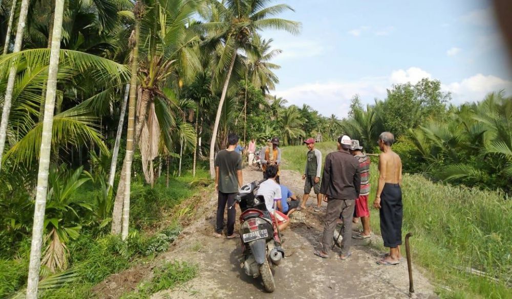 Warga Parit lima darat RT 22 Kelurahan Tungkal 2 Kecamatan Tungkal Ilir, saat melakukan gotong royong dalam memperbaiki jalan yang belum dibangun pemerintah.