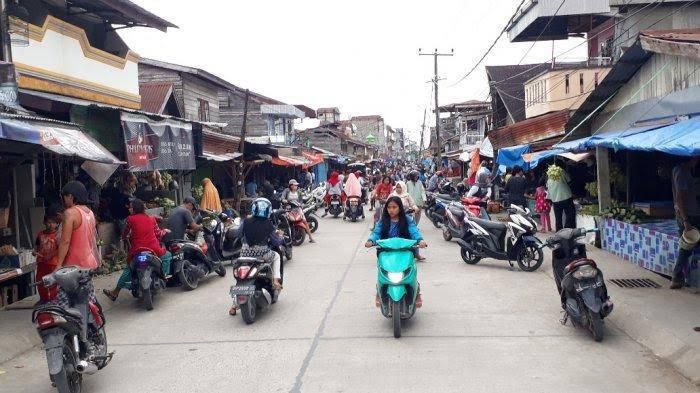 Pedagang ikan di Kuala Tungkal kembali ke lokasi lama yakni melakukan transaksi jual beli di Sepanjang Jalan Nasional.