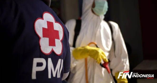 Petugas melakukan penyemprotan cairan disinfektan di sejumlah tempat sebagai upaya mencegah penularan infeksi virus corona. 