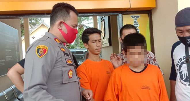 Sudirman (depan) diamankan Polsek Kota Baru di Taman Remaja.