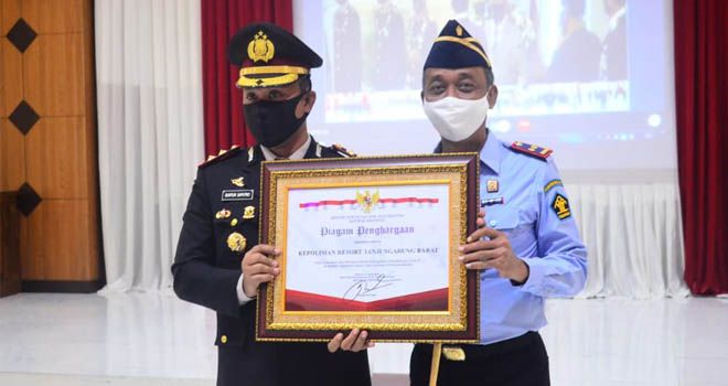 Kalapas Kualatungkal Serahkan Penghargaan Menkum HAM ke Polres Tanjabbar 