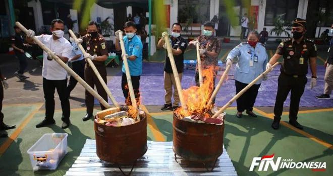 Petugas memusnahkan barang bukti ganja di Kejaksaan Negeri Kota Tangerang, Banten, (18/6). Kejaksaan Negeri Kota Tangerang memusnahkan barang bukti tindak pidana umum dari 251 perkara sebanyak 1,6 kilogram shabu, 3 kilogram ganja, 625 handphone, 20 pucuk senjata api dan 64 bilah senjata tajam. 