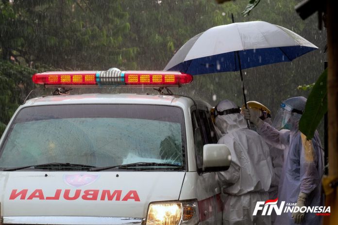 Tim medis saat melayani warga di tengah pandemi corona.
