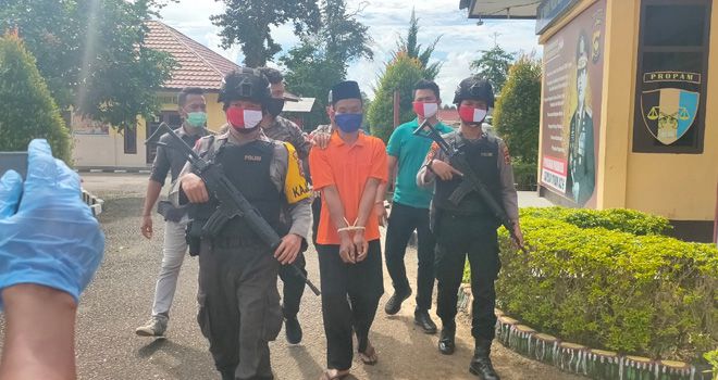 Pelaku pembunuhan di Desa Alang-Alang, Kecamatan Muara Sabak Timur, digiring petuas usai diperiksa (2/7) kemarin.