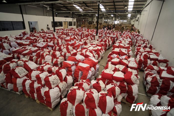 Sejumlah petugas melakukan paking sembako yang siap di kirim ke lokasi yang terdampak Covid-19 di Kota Tangerang, Banten, Indonesia, (9/5).