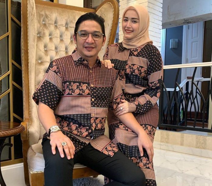 Menggunakan busana dengan corak yang sama, Adelia Wilhelmina berfota bersama Pasha Ungu. 