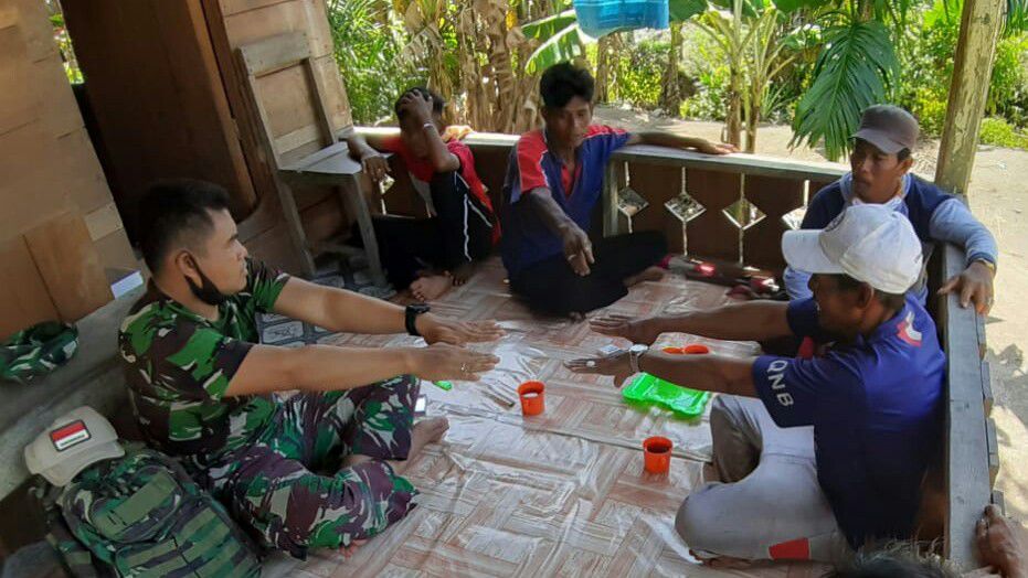 Dansatgas TMMD Jalin Kebersamaan Dengan Warga

