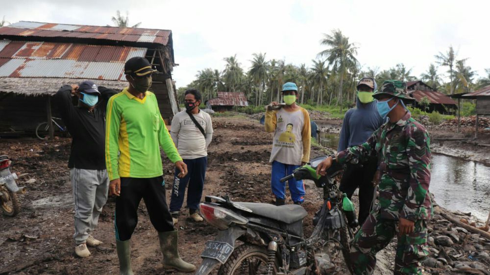Anggota Satgas TMMD Ajak Warga Budayakan Gotong Royong