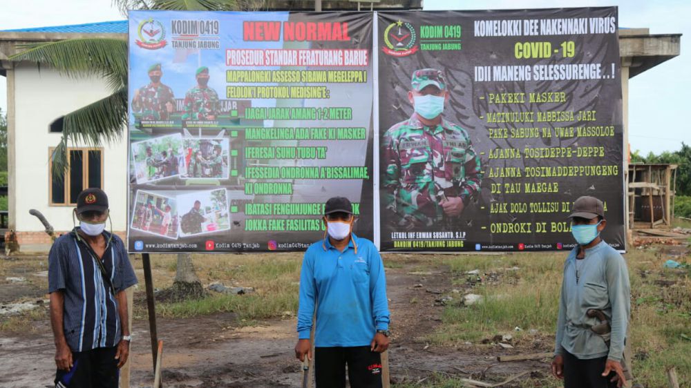 Tokoh Masyarakat Labuhan Pering Apresiasi Pemasangan Banner New Normal oleh Satgas TMMD.