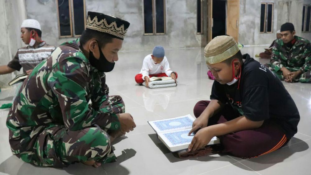 Bekali Ilmu Agama Sejak Dini, Anggota Satgas TMMD Kodim Tanjab Ajari Anak Desa Mengaji