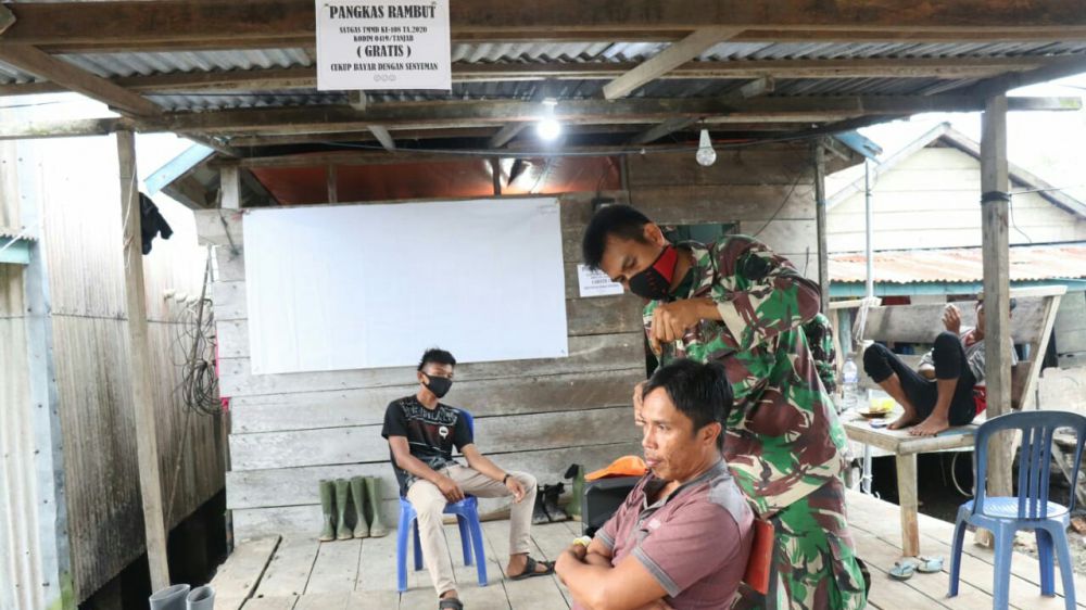 Satgas TMMD Buka Layanan Pangkas Rambut Gratis