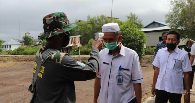Hadang Virus Corona, Satgas TMMD 108 Kodim 0419 Tanjab Saring Orang Masuk Desa Labuhan Pering
