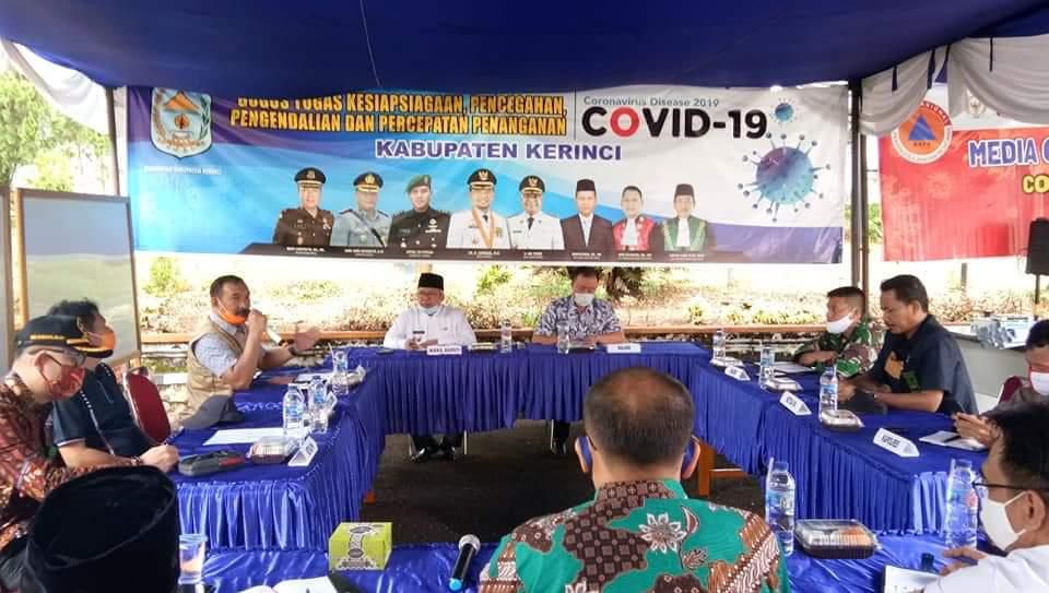 Tim Gugus Tugas Percepatan Penanganan Covid-19, hingga saat ini belum mengizinkan warga untuk menggelar pesta pernikahan.