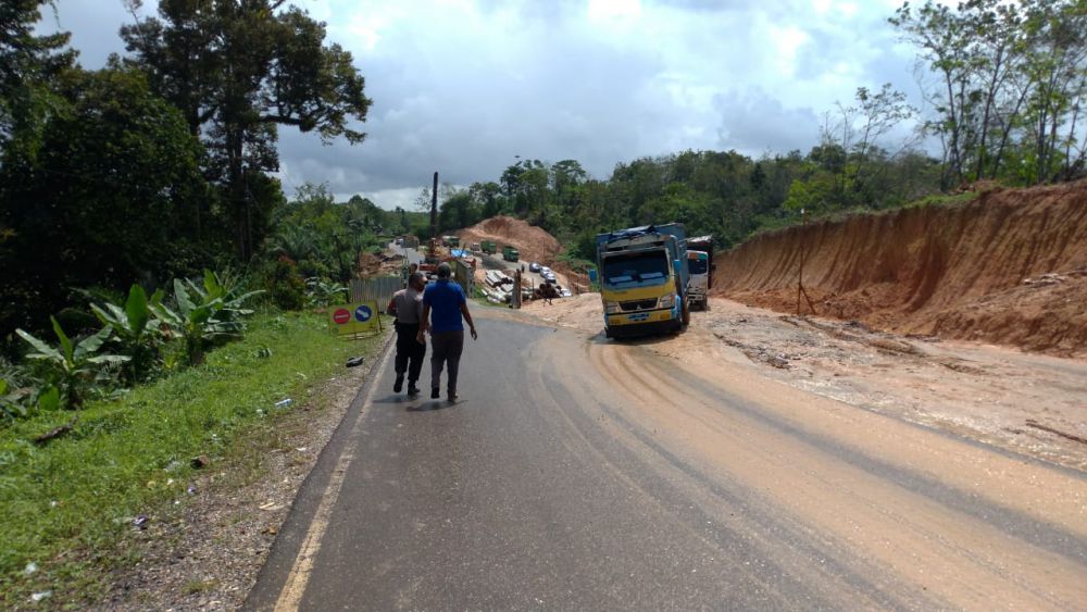 Jembatan di KM 112 Jalan Muara Tembesi - Sarolangun tepatnya di Kelurahan Muara Jangga Kecamatan Bathin XXIV, retak. Untuk sementara kendaraan roda dua dan roda empat, dilarang untuk melintas.