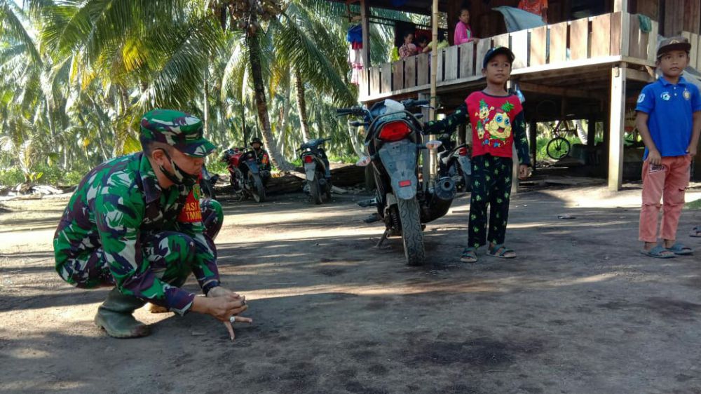 Satgas TMMD 108 Tanjab Hibur Anak-anak Dengan Permainan Tradisional