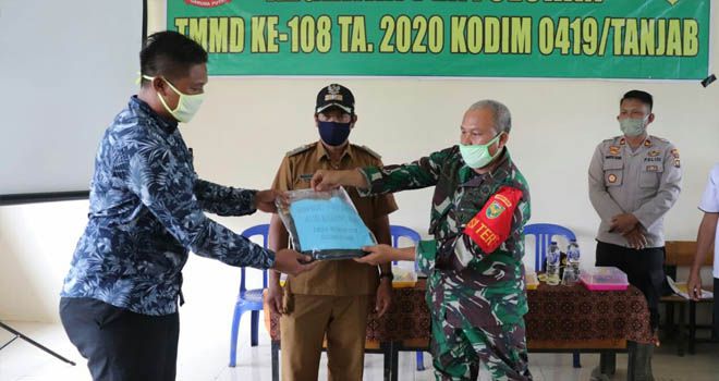 Satgas TMMD 108 Kodim Tanjab Beri Bantuan Jaring Ikan Untuk Meningkatkan Ekonomi Nelayan