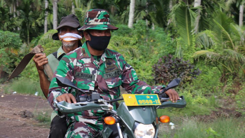 Bantu Warga Pergi Ke Kebun, Satgas Tak Ubahnya Keluarga Sendiri