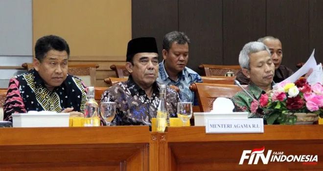 Menteri Agama RI, Fachrul Razi mendengarkan pertanyaan dari anggota Komisi VIII DPR RI di Gedung Parlemen Senayan Jakarta. Kamis (28/11/2019).