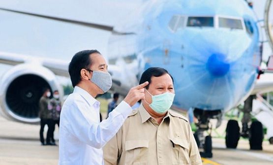 Presiden Jokowi dan Menhan Prabowo Subianto di sela ke Palangka Raya, Kalimantan Tengah, Kamis (9/7). 