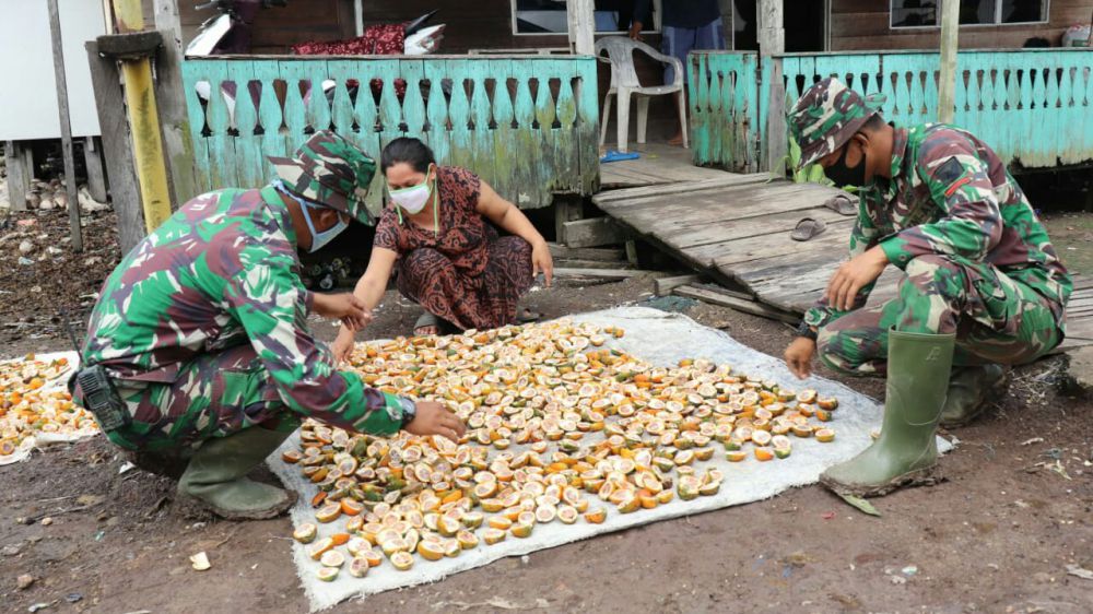 Kehadiran Satgas Untuk Membantu Kesulitan Rakyat di Sekelilingnya.


