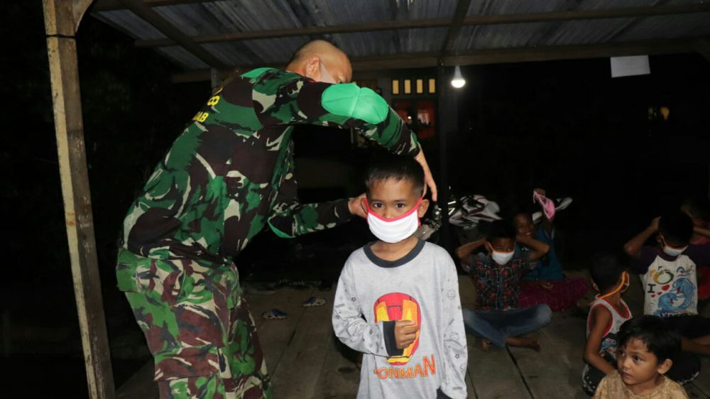 Satgas TMMD Ajari Anak - anak Cara Penggunaan Masker yang Benar