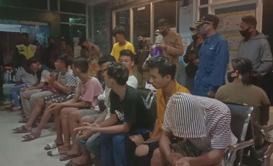 1 orang perempuan bersama 6 orang lelaki yang diamankan pada operasi Penyakit Masyarakat (pekat) di kawasan Kecamatan Pasar Kota Jambi, Rabu malam (8/7). (Inzert) puluhan pasangan yang terjaring.