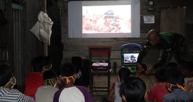 Gugah Pemuda Desa Masuk TNI, Satgas TMMD Ajak Nobar