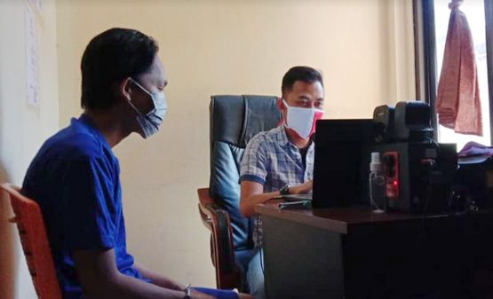 Pelaku pembacokan terhadap rekan kerjanya sendiri yang sama-sama berprofesi sebagai penjual martabak diamankan polisi. Kini tersangka terus dimintai keterangan oleh polisi untuk melengkapi berkas perkara.