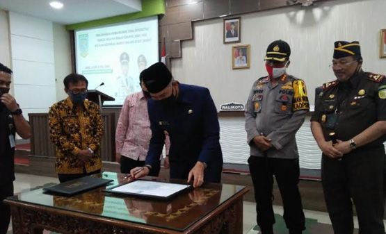 Walikota Jambi melakukan penandatanganan pencanangan pembangunan zona integritas menuju Wilayah Bebas Korupsi (WBK) dan Wilayah Birokrasi Bersih Melayani (WBBM) untuk menciptakan birokrasi bebas pungli dan korupsi.