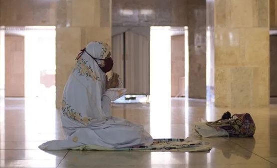 Seorang jamaah sedang menjalankan ibadah salat di Masjid Istiqlal, Jakarta dengan menggunakan masker.