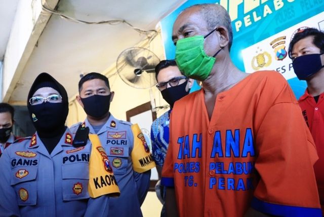 Petugas menunjukkan barang bukti dan tersangka kasus pencabulan anak dibawah umur yang berhasil diamankan di Mapolres Pelabuhan Tanjung Perak, Surabaya, Jumat (10/7).