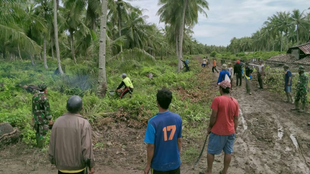Gotong Royong Bersama Warga Sebagai Sarana Edukasi Protokol Kesehatan Covid - 19

