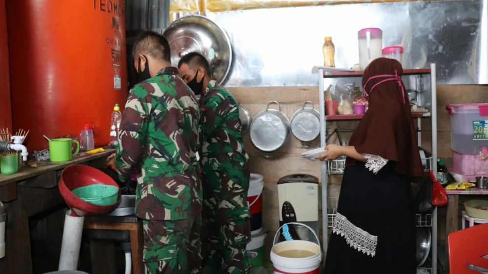Tinggal di Rumah Orang Tua Asuh, Anggota Satgas TMMD Kodim Tanjab Bantu Memasak